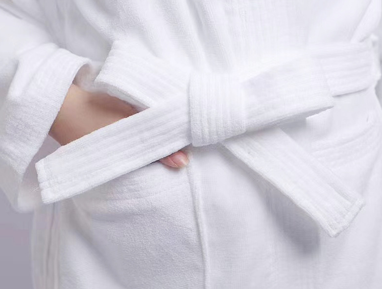 美女穿的是睡衣風(fēng)格，還是浴袍服風(fēng)格？女人味十足